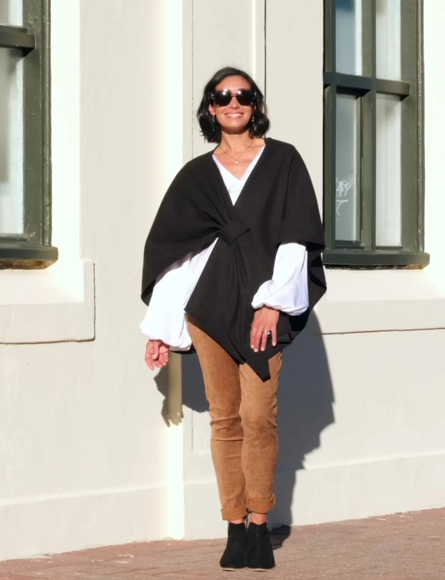 Online Carolina Grace Cape Black
